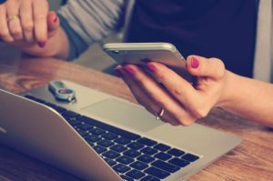 main et téléphone Aude de Lachaux - ADL - assistante administrative à domicile aide administratif